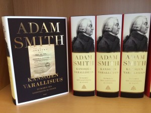 Adam Smithin klassikkoteos Kansojen varallisuus ilmestyi nyt ensimmäistä kertaa suomeksi KAUTE-säätiön tuella.